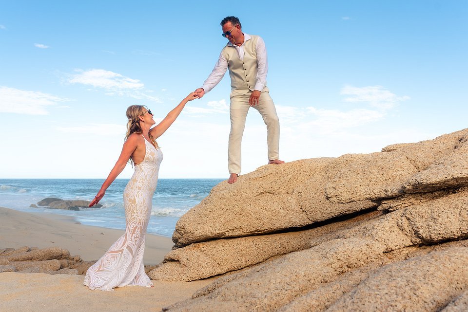 From Pants to Linen Suits: Men’s Wedding Clothes for the Ultimate Beach Vibe